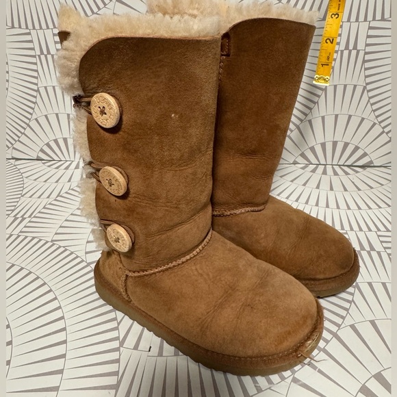 UGG Girls Bailey Boots 3 Buttons Size 13 Chestnut - Picture 1 of 9